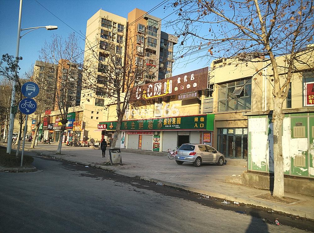 苏宁天润城16街区对面的沿街商铺实景图（2.11）