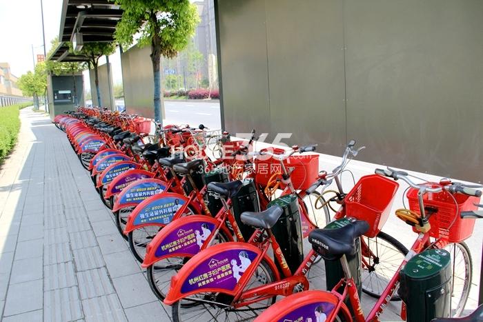 阳光城翡丽湾周边配套——公共自行车租赁点 2015年4月摄