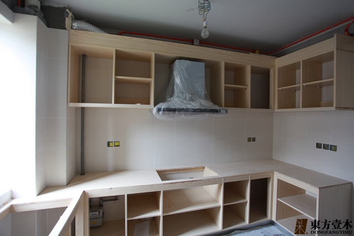 厨房橱柜都是师傅现场打的哦 标签:东方一木装饰,工班模式施工,品质